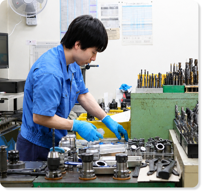 精密部品を確認する興和製作所のスタッフ