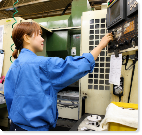 加工設備を操作する興和製作所のスタッフ