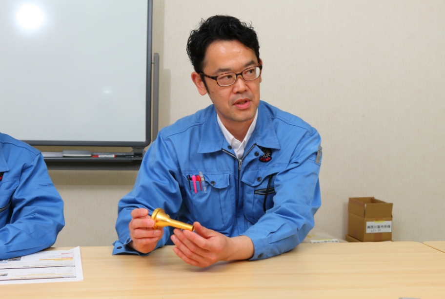 製品を手に説明する興和製作所のスタッフ