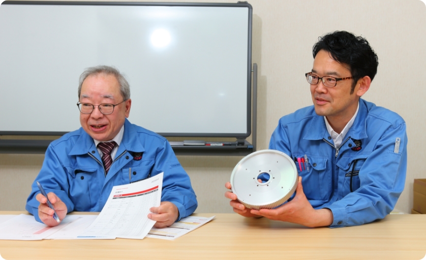 製品を確認しながら打ち合わせを行う興和製作所のスタッフ
